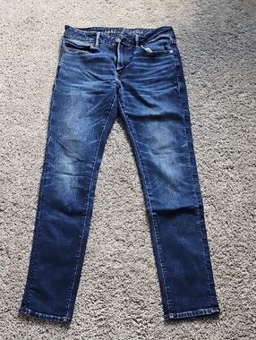 American Eagle Outfitters dark blue and light blue denim jeans